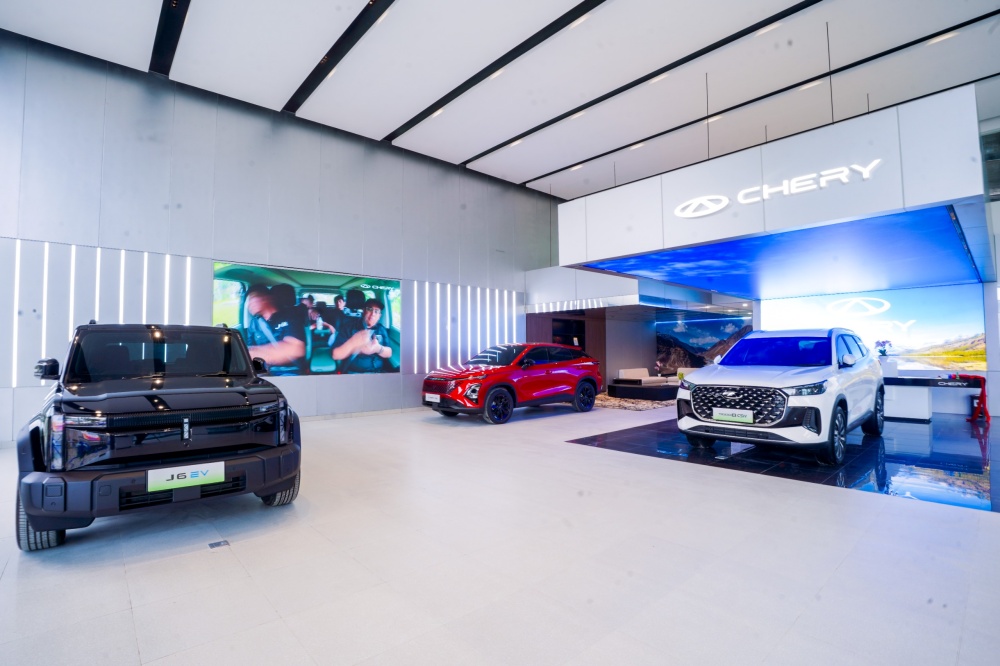 Dealer chery Balikpapan bisa memajang tujuh mobil baru. 