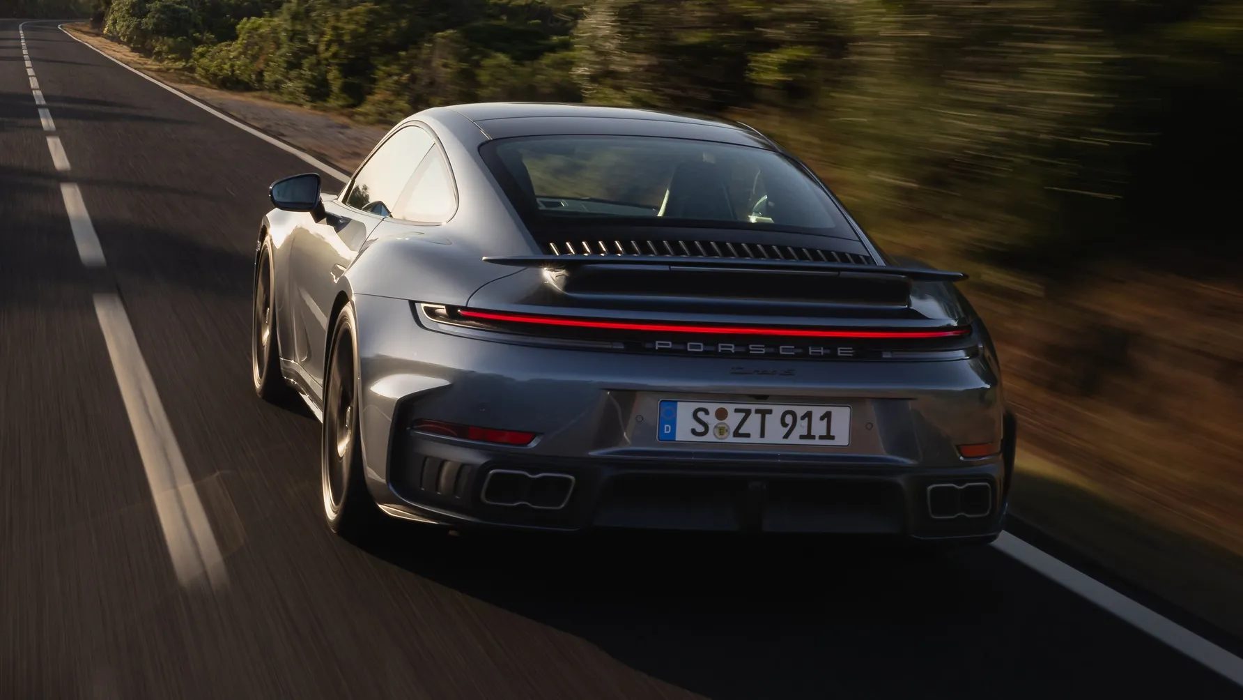 Bagian belakang 911 Turbo S 2026. Lebih kekar. 