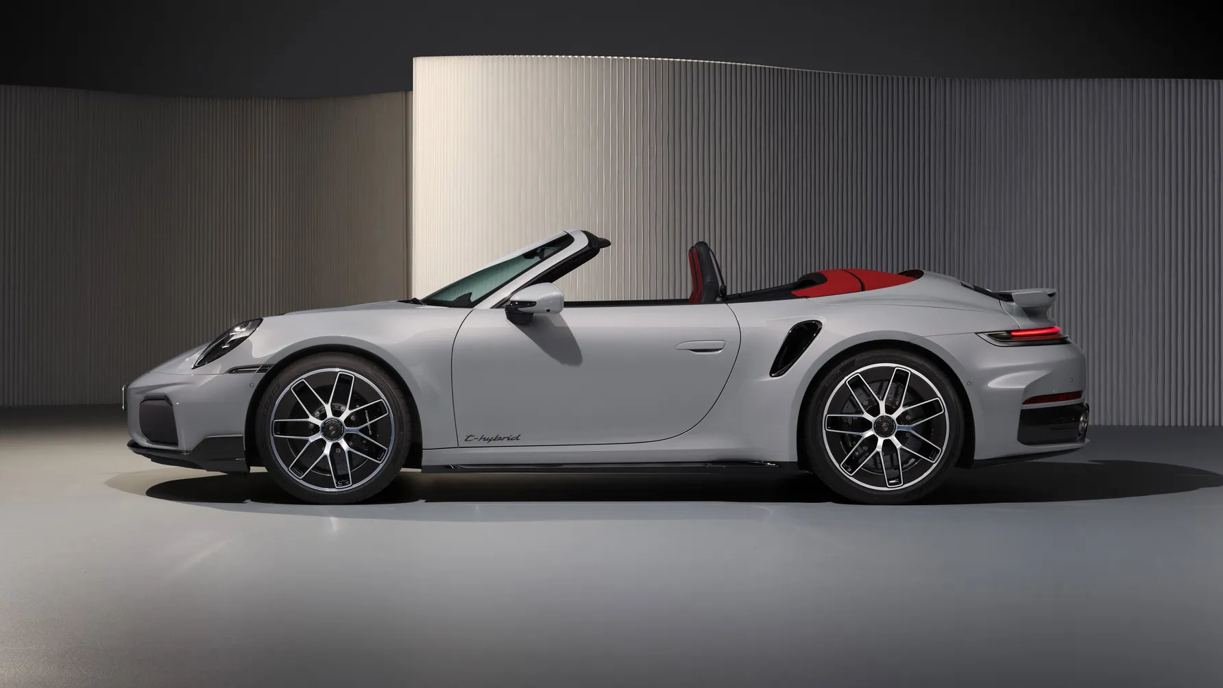 Porsche 911 Turbo S versi cabriolet. 
