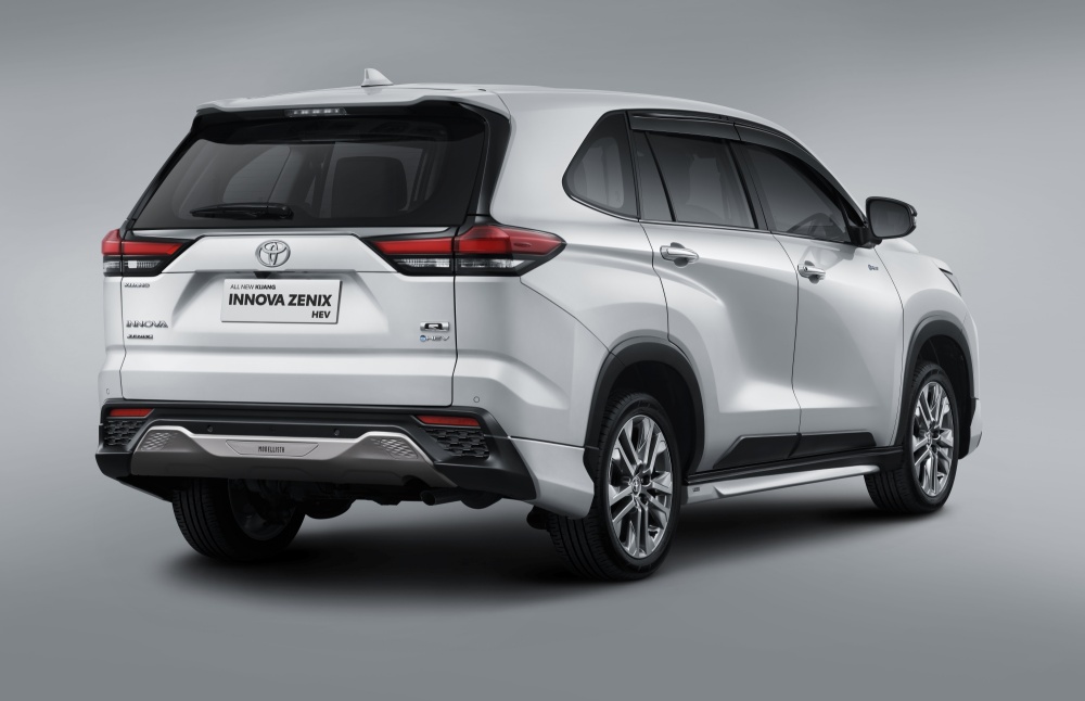 Innova Zenix Q HEV dilengkapi power back door dengan kick sensor. 