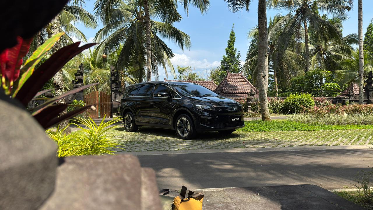 L8 EV, MPV listrik tujuh penumpang. 